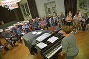 Chorleiterin Claudia Hugentobler probt mit den Sängerinnen und Sängern im «Trauben»-Saal. (Bild: Mario Testa)
