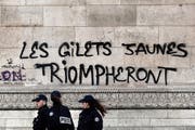 «Die Gelbwesten werden triumphieren», steht auf einem Graffiti auf dem Triumphbogen in Paris. Bild: Etienne Laurent/EPA (Paris, 2. Dezember 2018)