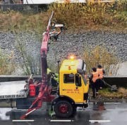 Ein Roller musste am Sonntagvormittag aus der Muota geborgen werden. Leserbild: Roland Kälin