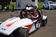 Besucher testen ein Elektro-Mobil an der Mobilitätsmesse "Bewegt18". (Bild: Franziska Herger (Kägiswil, 8. September 2018))