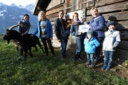 Die Gewinnerfamilie Helen und Simon Ziegler mit ihren beiden Kindern Marvin und Lennja nehmen den Gutschein für das Ziegentrekking entgegen. (Bild: PD)