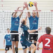 Die Buochser Timo von Holzen (Nummer 11) und Adrian Zihlmann (7) blocken einen Angriff des Obwaldners René Egger (Mitte). (Bild: Boris Bürgisser (Beckenried, 1. Dezember 2018)