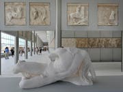 Die Parthenon Galerie im neuen Akropolis Museum wurde vom Schweizer Architekten Bernard Tschumi entworfen. Aber Teile des berühmten Frieses sind Nachbildungen aus Gips, weil die Originale seit 200 Jahren in London sind. (Bild: KEYSTONE/GEORGIOS KEFALAS)
