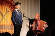 Der Obernauer Florian Haas jodelte, begleitet von Franz Stadelmann am Akkordeon im Finale des Kleinen Prix Walo. (Bild: PD)