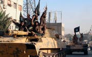 Jubelnde IS-Kämpfer in der syrischen Stadt Raqqa. Bild: Raqqa Media Center/AP (30. Juni 2014)