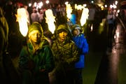 Kinder weisen dem Samichlaus, seinem Gefolge und den Trinklern mit ihren Leuchten den Weg. (Bild: Roger Zbinden (Alpnach, 2. Dezember 2018))