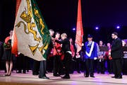 TKMV-Präsidentin Ruth Gubler überreicht Werner Messmer die Kantonalfahne. Er zeichnet als OK-Präsident für das 25. Thurgauer Kantonalmusikfest in Kradolf-Schönenberg verantwortlich. (Bild: Werner Lenzin)