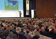Thomas Bucheli von SRF-Meteo erklärt den rund 500 Gästen im «Thurgauerhof»-Saal Wetterphänomene. (Bild: PD)