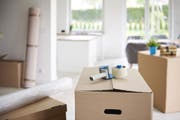 Umziehen heisst nicht nur Kisten packen und schleppen, sondern auch zahlreiche Formalitäten abwickeln. (Bild: Imago)