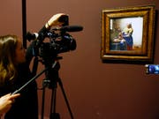 «Dienstmagd mit dem Milchkrug» ist eines von 36 erhaltenen Gemälden von Johannes Vermeer: In einem digitalen Museum können die Meisterwerke überall und kostenlos betrachtet werden. (Bild: KEYSTONE/AP/FRANCOIS MORI)