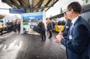 Toni Häne, Chef SBB-Personenverkehr, fügt ein Puzzleteil ein. Walter Schönholzer, Regierungsrat Thurgau, und Peter Füglistaler, Direktor Bundesamt für Verkehr, applaudieren. (Bild: Andrea Stalder)