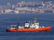 Die «Aquarius» vor Marseille. Der Bundesrat lehnt es ab, das Flüchtlingsrettungsschiff unter Schweizer Flagge fahren zu lassen. (Bild: KEYSTONE/AP/CLAUDE PARIS)
