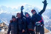 Die vier Guides aus Nepal mit Chefguide Omrad – genannt Charles Bronson, – (2. von links) vor dem Manaslu.