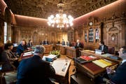 Die Bundesräte Simonetta Sommaruga, Guy Parmelin und Alain Berset hegen angeblich Wechselabsichten. Bild: Keystone (Bern, 10. Januar 2018)