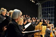 Der Konzertchor Ostschweiz «verstärkt» sang die Weihnachtsbotschaft im Presswerk. (Bild: Max Eichenberger)