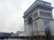 Demonstranten am Samstag beim Triumphbogen - das Bauwerk bleibt nun vorerst geschlossen. (Bild: Keystone/AP/THIBAULT CAMUS)