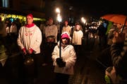 Kinder weisen dem Samichlaus, seinem Gefolge und den Trinklern mit ihren Leuchten den Weg. (Bild: Roger Zbinden (Alpnach, 2. Dezember 2018))