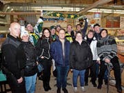 Eine Gruppe des HCT Fanclubs Bodensee mit Präsident Hansjörg Steffen (Mitte) feiert das Jubiläum in der Güttingersreuti. (Bild: Christoph Heer)