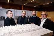 Daniel Schläpfer, Giulio Bettini und Daniel Penzis präsentieren mit Paul Langengger das Siegerprojekt.Bild: Stefan Kaiser (Baar, 3. Dezember 2018))