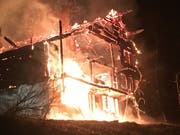 Das Chalet stand beim Eintreffen der Feuerwehr bereits in Vollbrand. (Bild: Kantonspolizei Waadt)