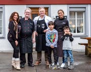 Der neue «Landhaus»-Wirt Angelo Meloni mit Gattin Angie, Sommelier René Nohl und Angie Meloni mit ihren beiden Kindern. (Bild: Jörg Rothweiler)