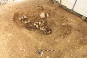Nach Abtrag der Grubenverfüllung zeigte sich zum Schluss ein treppenartiger Abgang aus grossen Geröllsteinen. (Bild: PD)