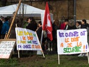 Im Kanton Waadt protestieren Betreuer, Eltern und Kinder gegen ein neues Reglement für die ausserschulische Kinderbetreuung, das die geltenden Bestimmungen für die Zahl der Kinder pro Fachkraft lockern will. (Bild: KEYSTONE/LAURENT GILLIERON)
