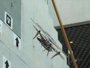 Wie eine Spinne kann sich die Drohne am Faden hängend an der Wand niederlassen. (Bild: Empa)