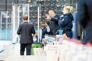 EVZ-Academy-Cheftrainer Jason O’Leary gibt seinem Team von der Bank aus Anweisungen. (Bild: Roger Zbinden (Zug, 15. September 2018))