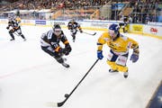 Dino Wieser (HC Davos, rechts) und Ari Grondahl (Kalevan Pallo Kuopio) kämpfen im Halbfinal um den Puck. (Bild: KEYSTONE/Gian Ehrenzeller, Davos, 30. Dezember 2018)