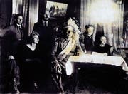 Irokesen-Chief Deskaheh 1923 in Zürich in der prächtigen Montur eines Plains-Indianers. Die originale Irokesenbekleidung und -bemalung schien ihm für den Besuch in Europa zu furchterregend. Links hinter ihm Gastgeber Paul E. Haug, links Deskahehs Geliebte Hedwige Barblan. (Bild: Bilger Verlag/Familienbesitz Haug)