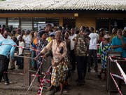 Wählerinnen und Wähler brauchten in Kinshasa viel Geduld, um ihre Stimme abzugeben. (Bild: KEYSTONE/EPA/STEFAN KLEINOWITZ)