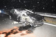 In Buchs ist ein 27-Jähriger mit seinem Auto einem Salzlastwagen aufgefahren. (Bilder: Kapo SG)