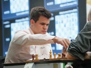 Magnus Carlsen führt die Schachfiguren auch bei geringer Bedenkzeit präzise zum Sieg. (Bild: KEYSTONE/AP/DMITRI LOVETSKY)