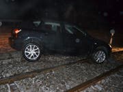 Bei einem Selbstunfall ist ein 29-jähriger Autolenker in Teufen AR auf den Gleisen der Appenzellerbahnen gelandet. (Bild: Kantonspolizei Appenzell-Ausserrhoden)