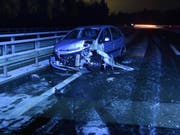 Auf schneematschiger Fahrbahn mit Sommerpneus: Ein 24-jähriger Autolenker geriet auf der A13 ins Schleudern. (Bild: Kantonspolizei St. Gallen)