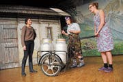 Auf dem Hof haben Frauen das Zepter übernommen: Aussteigerin Carmen (Erika Zumbühl), Untermieterin Nadja (Manuela Odermatt), Haushälterin Aline (Sonja Barmettler). (Bilder: Rosmarie Berlinger (Oberdorf, 18. Dezember 2018))