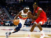Clint Capela deckt Gegenspieler Jrue Holiday (Bild: KEYSTONE/FR111446 AP/BUTCH DILL)