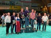 OK-Mitglied Godi Jud, Toni Brunner, Ehrendame und Bayrische Milchkönigin Anita Wagner, 2. Rang Franz Felder-Schenk, Betriebsmeister 2018 Marco Hofstetter, 3. Rang Bucheli/Caduff, Reto Grünenfelder, Präsident Braunvieh Schweiz, OK-Präsident Emil Zwingli (von links). (Bild: Anna Gasser)