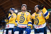 Enttäuschte Gesichter beim HCD: Dario Simion, Dino Wieser und Linus Klasen. (Bild: Gian Ehrenzeller/Keystone (Davos, 30. Dezember 2018))