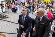 Bundesrat Ignazio Cassis (links) an der Eröffnung der Wirtschafts- und Erlebnismesse Uri 18 zusammen mit René Röthlisberger, Präsident Wirtschaft Uri. (Bild: Alexandra Wey/Keystone)