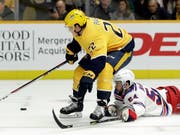 Kevin Fiala behauptet sich gegen New Yorks Adam McQuaid (Bild: KEYSTONE/AP/MARK HUMPHREY)