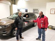 Rossano Spagnuolo (rechts) kann auf freiwillige Chauffeure wie Martin Vetsch (im Auto) und auf Thomas Schwendener von der Rietgarage in Sevelen als Partner zählen. (Bild: PD)