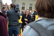 Heidi Zgraggen lässt sich trotz ihrer Nichtwahl von ihren Fans in Bern feiern. (Bild: Corinne Glanzmann, Bern, 5. Dezember 2018)
