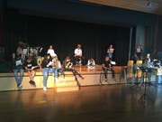 Die Oberstufenschüler der Freifächer Theatergruppe und haben seit Sommer geprobt.