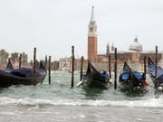 Es reicht! Basta!, sagen sich die Venezianer und wollen jetzt den Tagestourismus drosseln mit einer Art «Eintritt». Immerhin suchen rund 30 Millionen Touristen pro Jahr die 50'000-Einwohner-Stadt im Wasser heim, das sind über 80'000 pro Tag, also mehr als deren Gesamtbevölkerung. Das nervt. (Bild: KEYSTONE/EPA ANSA/ANDREA MEROLA)