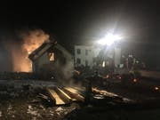 In Paspels GR ist in der Nacht auf Sonntag ein Saunahaus in Brand geraten. (Bild: Kantonspolizei Graubünden)