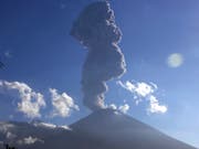 Der Vulkan Mount Agung auf der Insel Bali im Juli 2018: Aus dem Krater stiegen am Sonntag etwa drei Minuten lang Aschewolken empor. (Bild: KEYSTONE/AP/FIRDIA LISNAWATI)