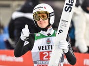 Daumen hoch: Simon Ammann ist mit seinem Tournee-Auftakt zufrieden. (Bild: KEYSTONE/EPA/LUKAS BARTH-TUTTAS)