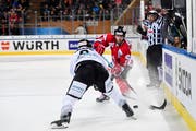 Im Kampf um den Puck: Dion Knelsen (Team Canada, rechts) und Shawn Lalonde (Ice Tigers Nürnberg) im Halbfinal am Spengler Cup in Davos. (KEYSTONE/Gian Ehrenzeller).